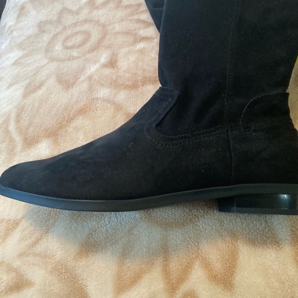 Over the knee tie boots in size 9W , faux suede in black. Flat heel - Picture 4 of 6